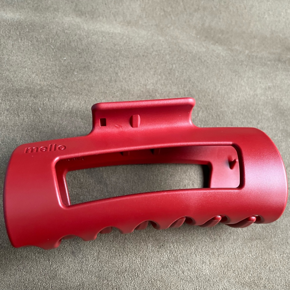 NWT Mello Cloud Clip Retail $27 Color - Cherry